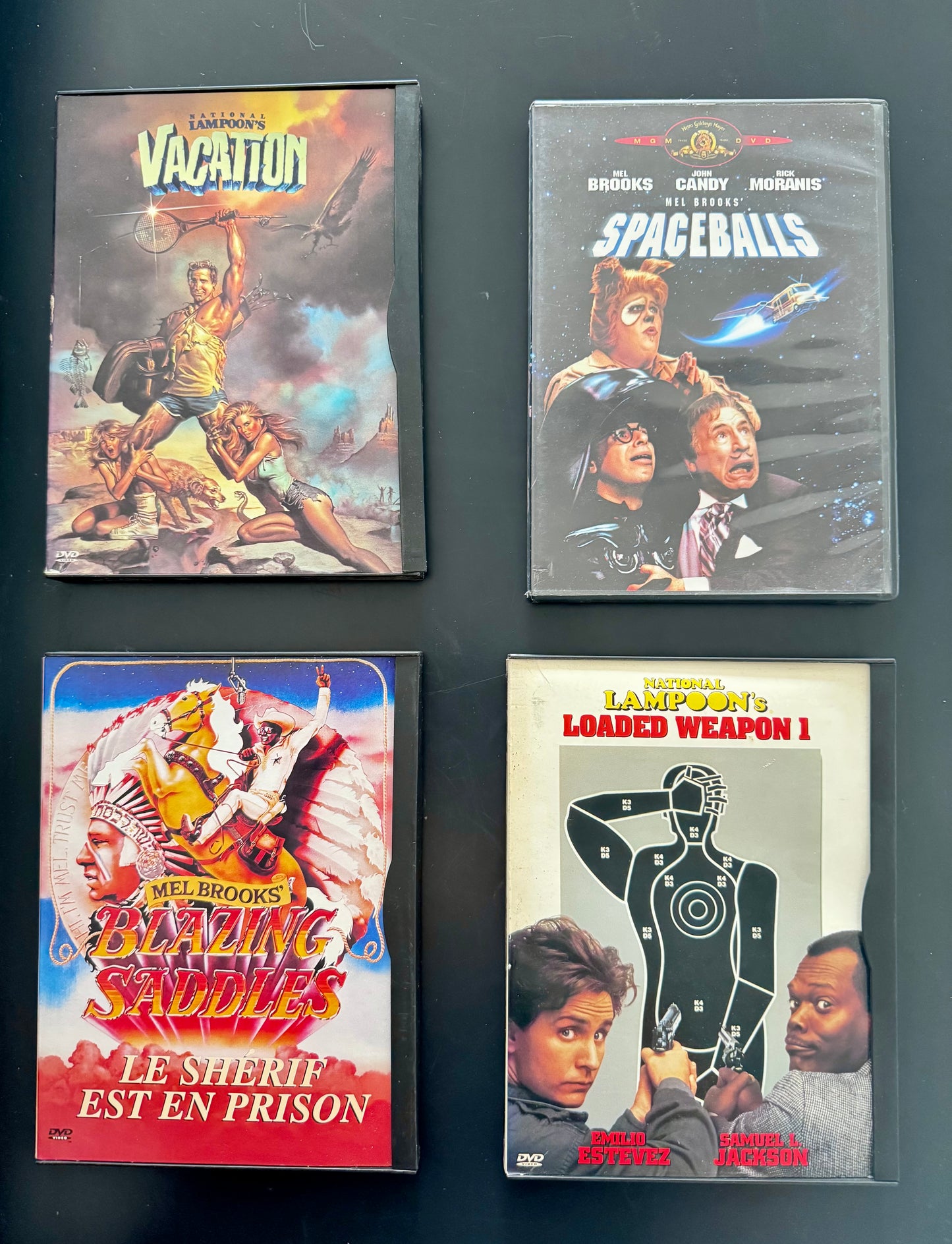Pack Comédies — Vacation + Spaceballs + Blazing Saddles (Le shérif est en prison) + Loaded Weapon — 4 DVD (éditions d’époque US)