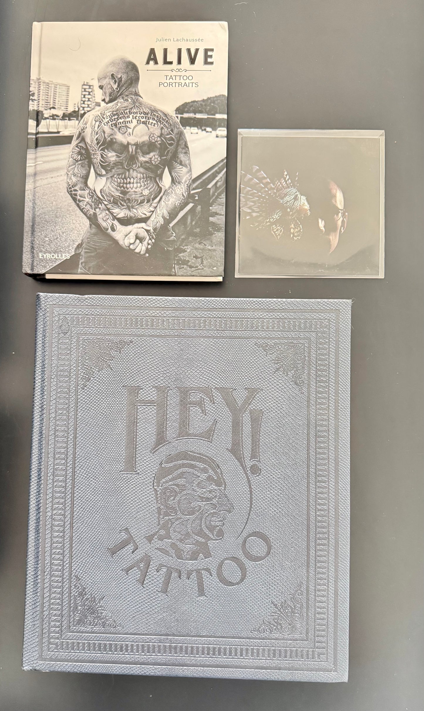 Pack Tattoo Art — ALIVE: Tattoo Portraits (Julien Lachaussée) + HEY! Tattoo (grand livre relié) + DJ Deep – Respect Is Burning (CD)