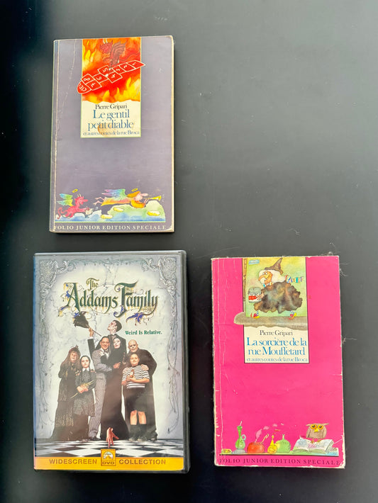 Lot “Contes de la rue Broca + The Addams Family” – 2 livres (Folio Junior) + 1 DVD
