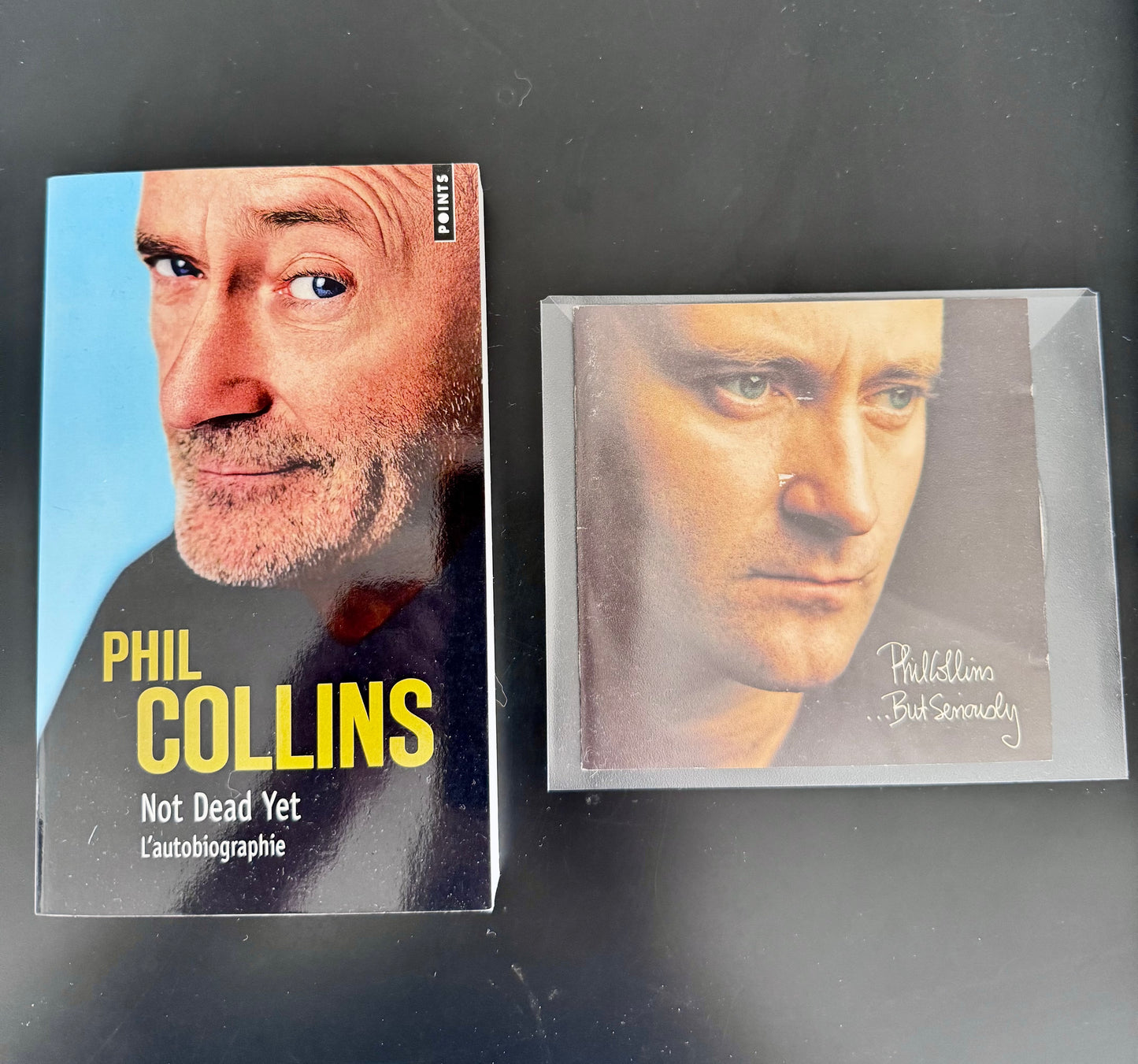 Pack Phil Collins — Not Dead Yet (livre, FR Points) + …But Seriously (CD)